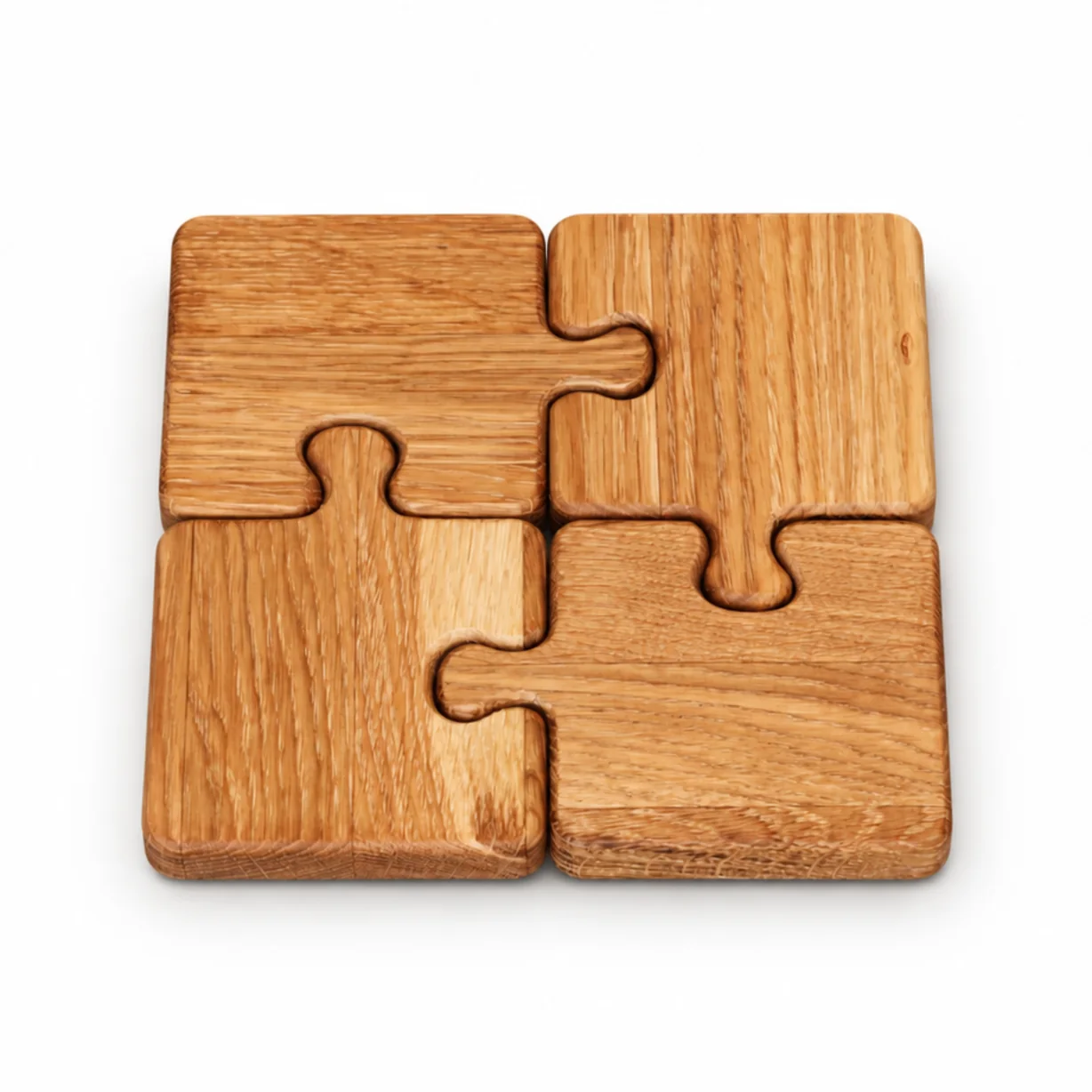 Dębowe podkładki kawowe Puzzle, 4 elementy złożone w kwadrat 17 × 17 cm, na białym tle
