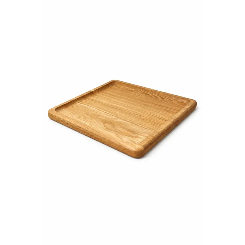Kwadratowa taca do serwowania z drewna dębowego 29 × 29 cm z rantem, widok z boku pod kątem