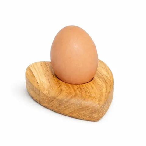 Dębowa podstawka na jajko Serce 8,5 × 8,5 cm z jajkiem, na białym tle