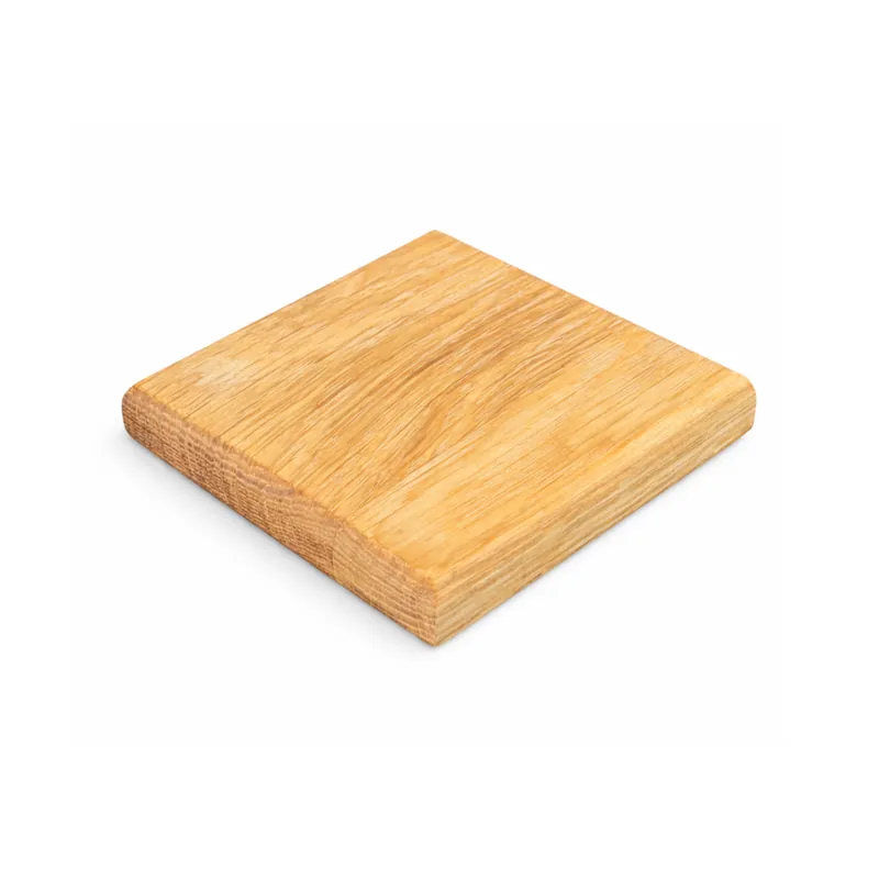 Dębowa podkładka kawowa 9 × 9 cm o grubości 2 cm z zaokrąglonymi krawędziami, na białym tle
