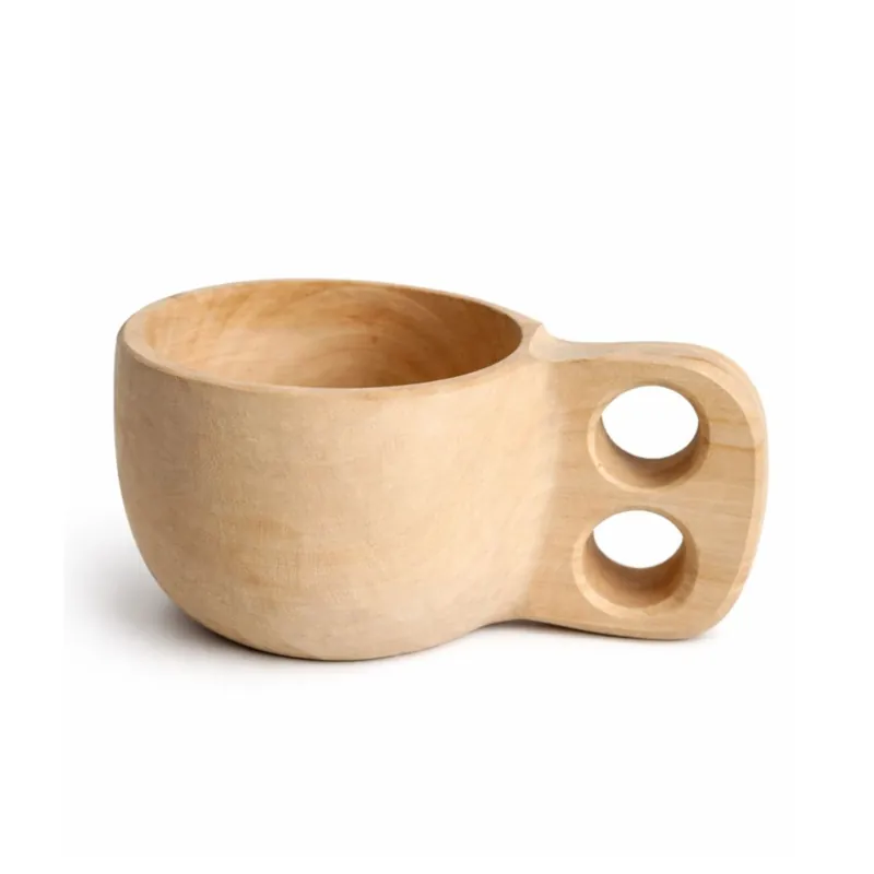 Bukowy kubek Kuksa około 200 ml z uchwytem z dwoma otworami na palce, na białym tle