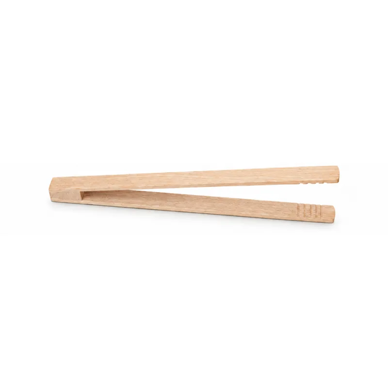 Szczypce bukowe 32 cm z jasnego drewna do grilla i kuchni, leżące poziomo na białym tle