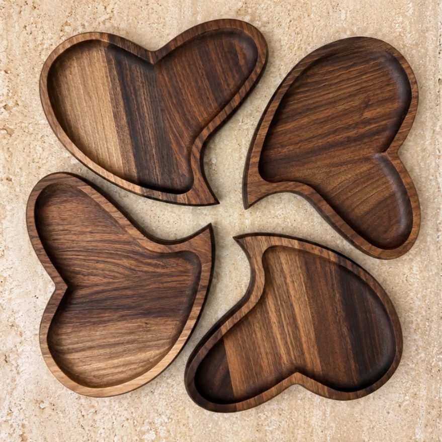 Cztery orzechowe tacki Serce o różnym usłojeniu
