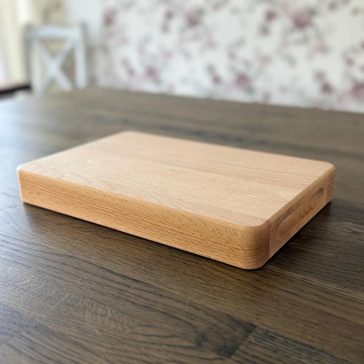 Bukowa deska Nati o grubości 4 cm na drewnianym stole w kuchni