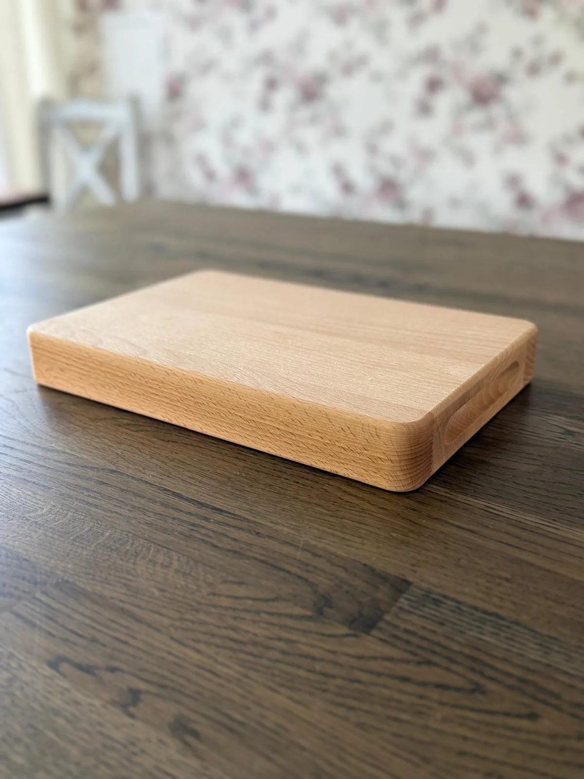 Prostokątna deska bukowa Nati 30 × 20 cm na stole, widok z boku pod kątem