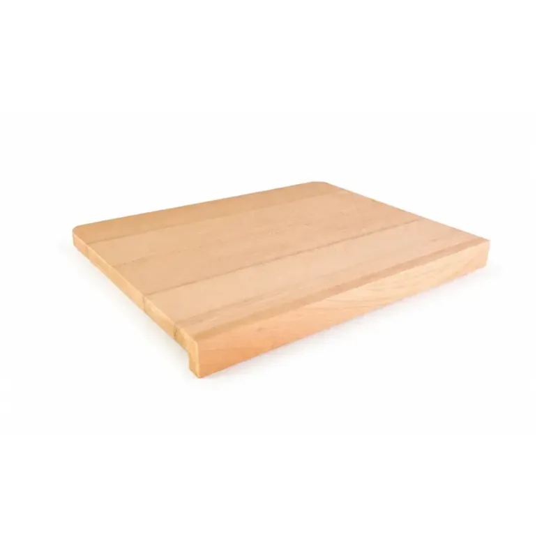 Bukowa deska do krojenia XL Józia 47 × 37 × 2 cm z rantem zaczepianym o blat, na białym tle