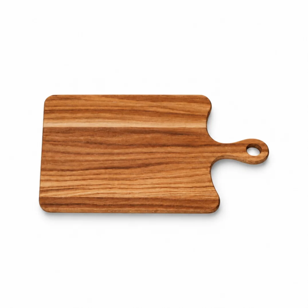 Dębowa deska do krojenia Maja 40 × 21 × 1,5 cm z uchwytem z otworem, na białym tle