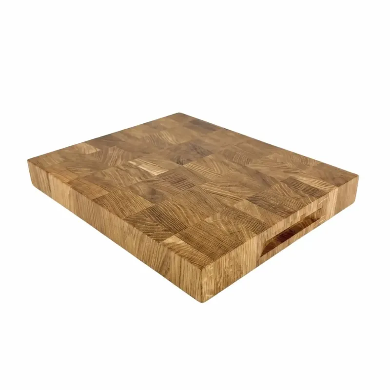 Dębowa deska sztorcowa XL Wiktoria 40 × 30 × 4 cm z uchwytem wyciętym w boku, na białym tle