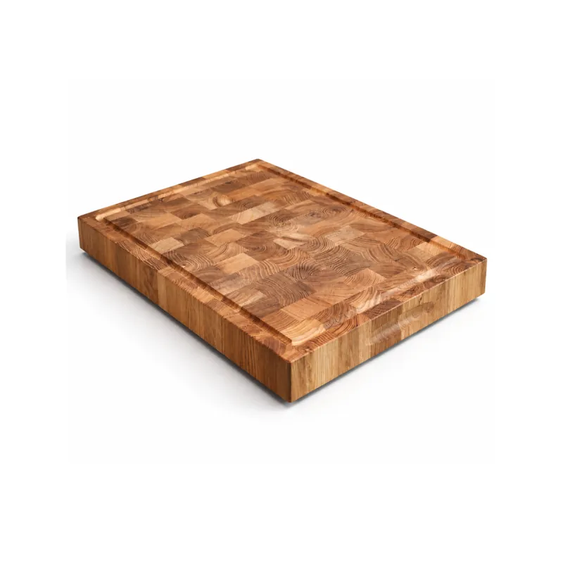 Dębowa deska sztorcowa z nóżkami 40 × 30 × 5 cm z rowkiem na soki, na białym tle