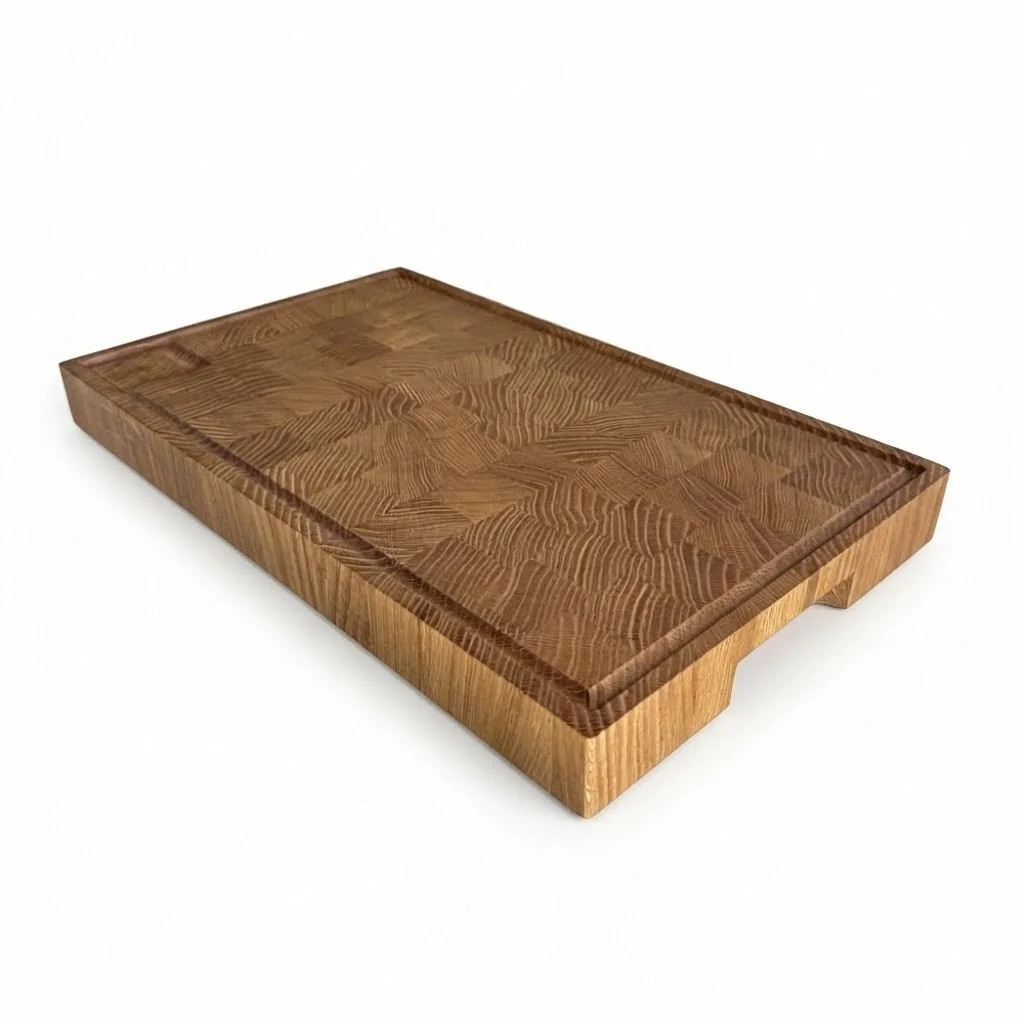 Dębowa deska sztorcowa XXL Ignacy 48 × 29 × 4,5 cm z rowkiem na soki, na białym tle