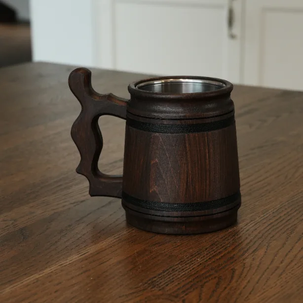 Dębowy kufel 330 ml na stole