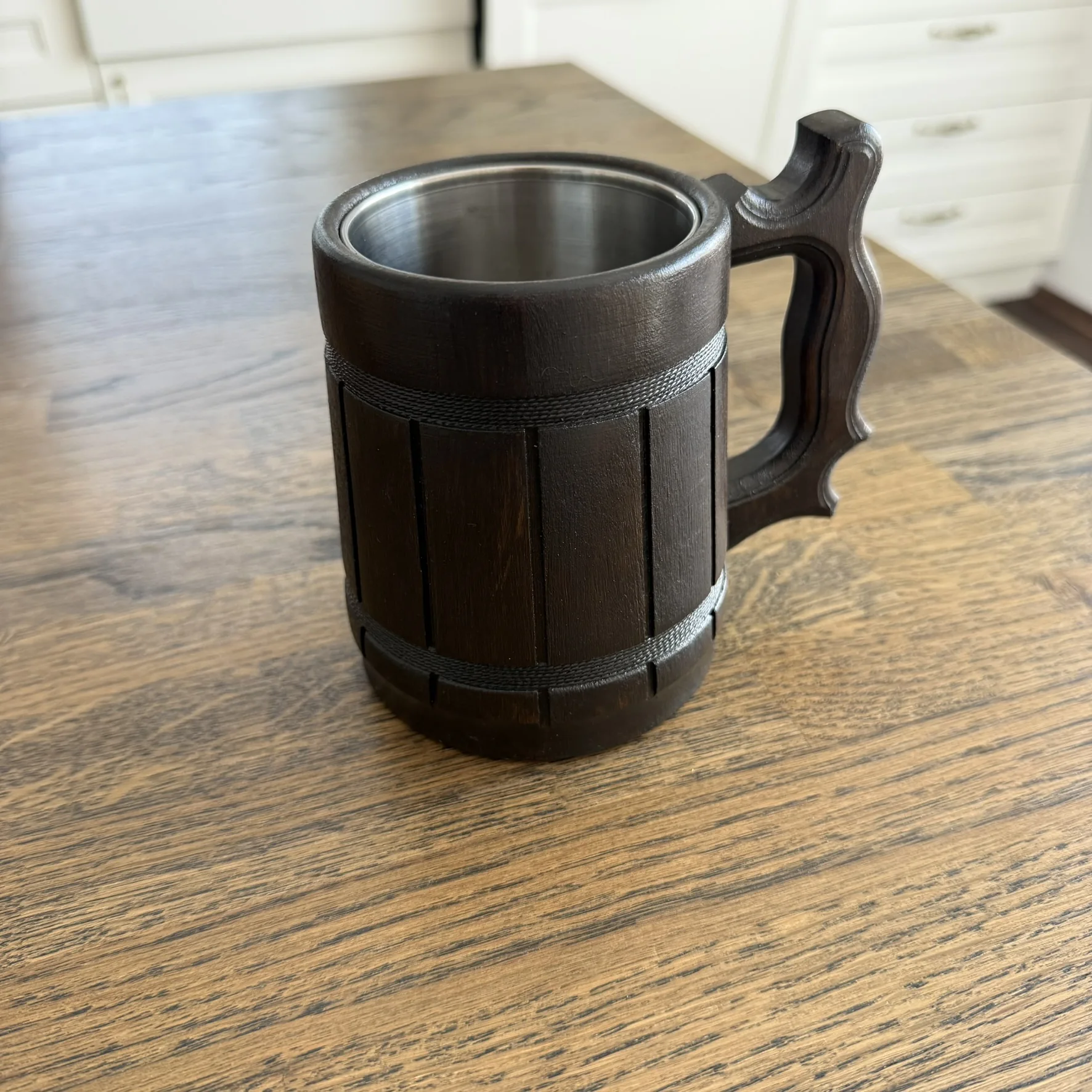 Dębowy kufel 330 ml na drewnianym blacie