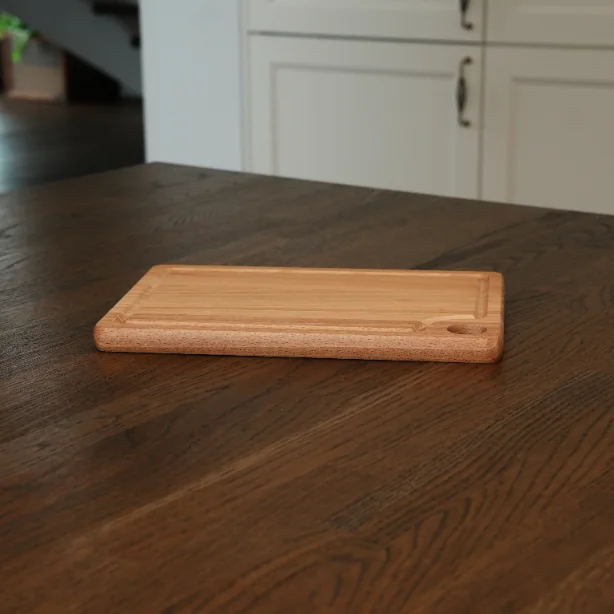 Duża deska bukowa 37,5 × 22,5 × 1,5 cm z rowkiem i otworem na stole